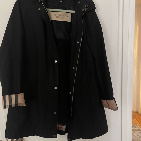 Burberry raincoat. Full detachable inner lining and hood.Beautiful condition - Picture 5 of 5